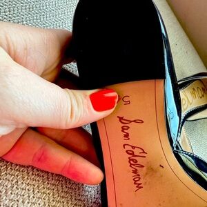 Sam Edelman classic black flat. Perfect for the office, the little black dress.